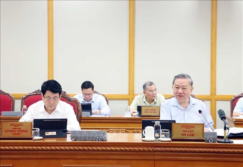 Tổng Bí thư lưu ý, đặc biệt quan tâm làm tốt công tác bố trí, sắp xếp cán bộ theo đúng nguyên tắc, yêu cầu, hướng dẫn của cấp trên gắn với làm tốt công tác chính trị, tư tưởng, chế độ, chính sách đối với cán bộ bị tác động, ảnh hưởng, không để phát sinh những vấn đề phức tạp về nội bộ - Ảnh: TTXVN