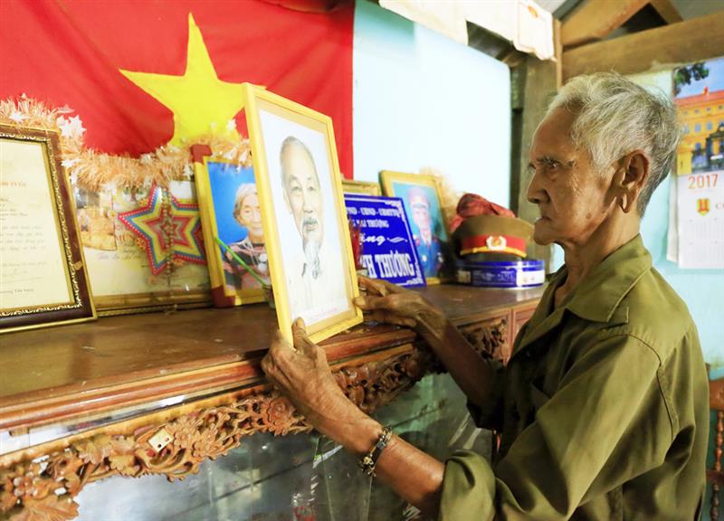 Già làng Điểu Đoi - cựu du kích người dân tộc Mạ (đã mất), thờ Bác Hồ tại gia đình mình từ ngày nước nhà thống nhất đến nay