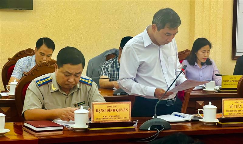Đồng chí Vũ Tuấn Anh, Phó trưởng ban phụ trách Ban Nội chính Tỉnh ủy báo cáo tóm tắt tại Hội nghị