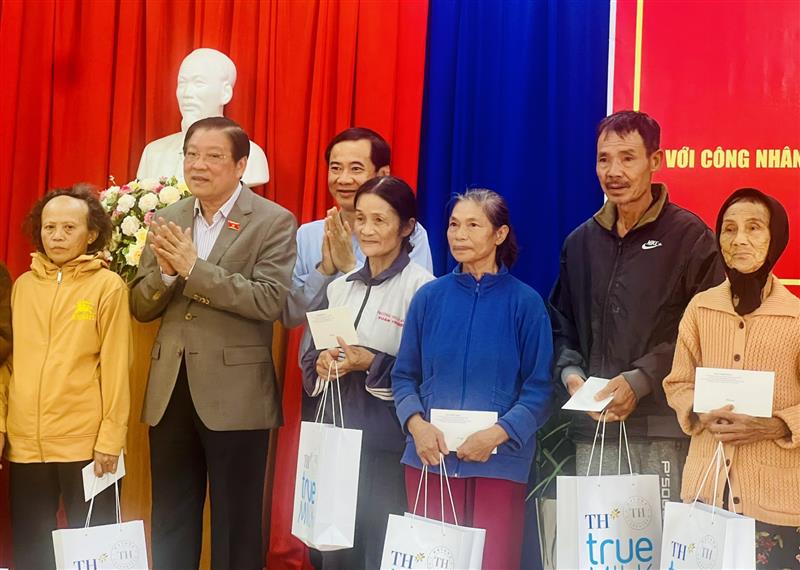 Đồng chí Phan Đình Trạc - Trưởng Ban Nội chính Trung ương và đồng chí Nguyễn Thái Học - Quyền Bí thư Tỉnh ủy Lâm Đồng trao quà cho gia đình chính sách, người có công, người có hoàn cảnh khó khăn