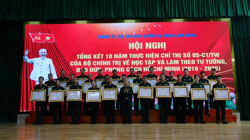 Các đồng chí vinh dự được nhận Huy chương Quân kỳ Quyết thắng; Huy chương Chiến sĩ vẻ vang hạng nhất, hạng nhì, hạng ba