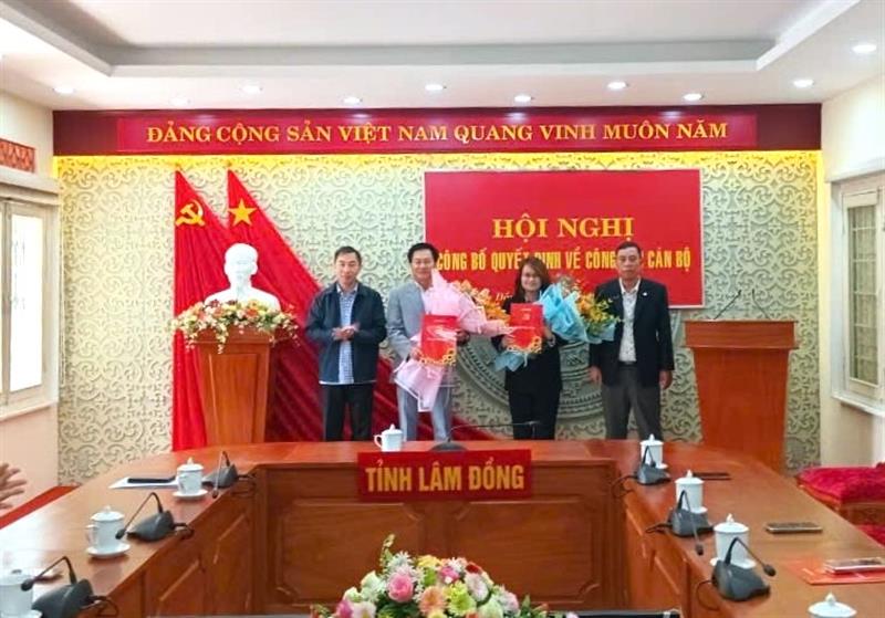 Lãnh đạo Ban Nội chính Tỉnh ủy trao quyết định và tặng hoa chúc mừng hai đồng chí được bổ nhiệm lần này