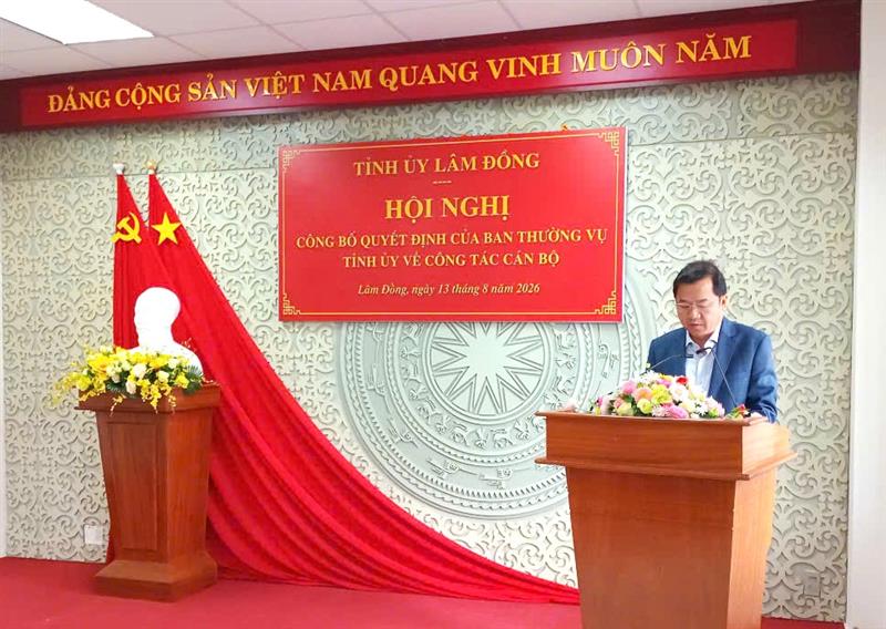 Đồng chí Tôn Thiện Đồng - Ủy viên BTVTU, Trưởng Ban Tổ chức Tỉnh ủy,  công bố Quyết định của Ban Thường vụ Tỉnh ủy