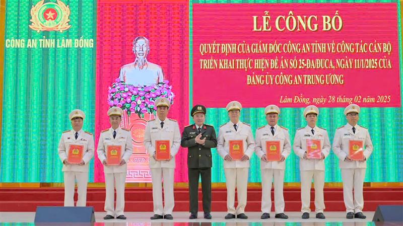 Đại tá Trương Minh Đương - Giám đốc Công an tỉnh trao quyết định về công tác cán bộ triển khai thực hiện Đề án số 25 của Đảng ủy Công an Trung ương. Ảnh: V.Trang