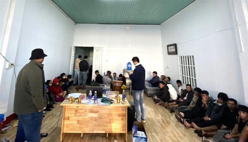 Sòng bạc lưu động có tổ chức với hàng chục đối tượng tham gia sát phạt vừa bị Công an huyện Bảo Lâm triệt phá