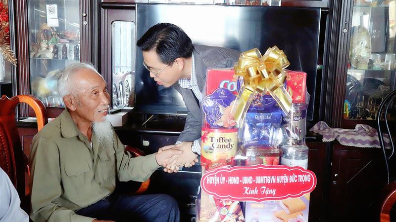 Đồng chí Trần Trung Hiếu - Bí thư Huyện ủy Đức Trọng thăm, tặng quà gia đình chính sách trên địa bàn huyện