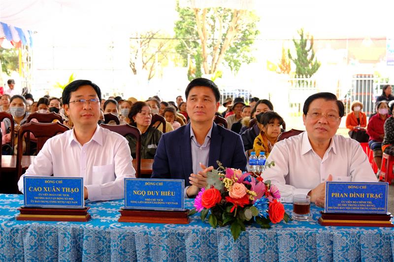 Đi cùng có đồng chí Cao Xuân Thạo - Trưởng Ban vận động xã hội, Uỷ ban Trung ương Mặt trận Tổ quốc Việt Nam, đồng chí Ngọ Duy Hiểu – Phó Chủ tịch Tổng Liên đoàn Lao động Việt Nam