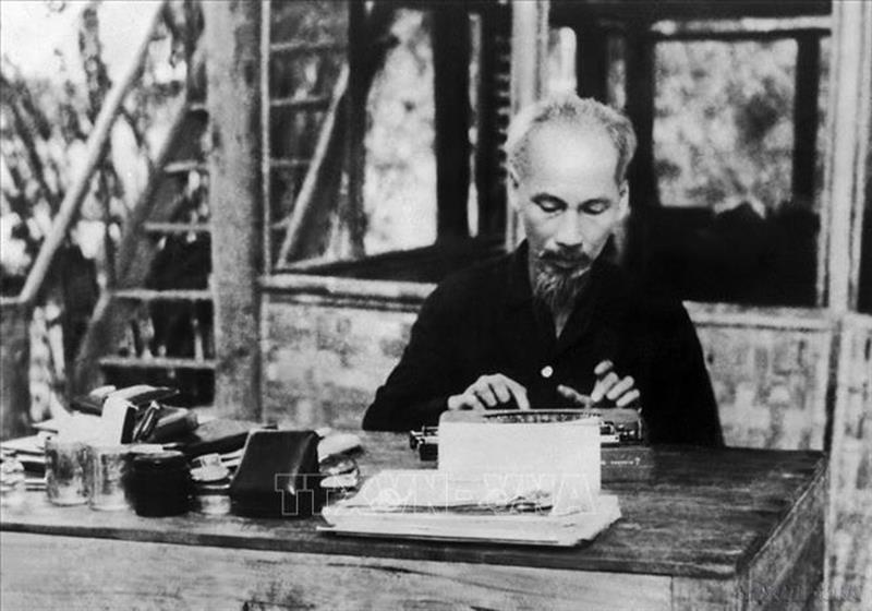 Chủ tịch Hồ Chí Minh làm việc tại Việt Bắc trong thời kỳ kháng chiến chống thực dân Pháp