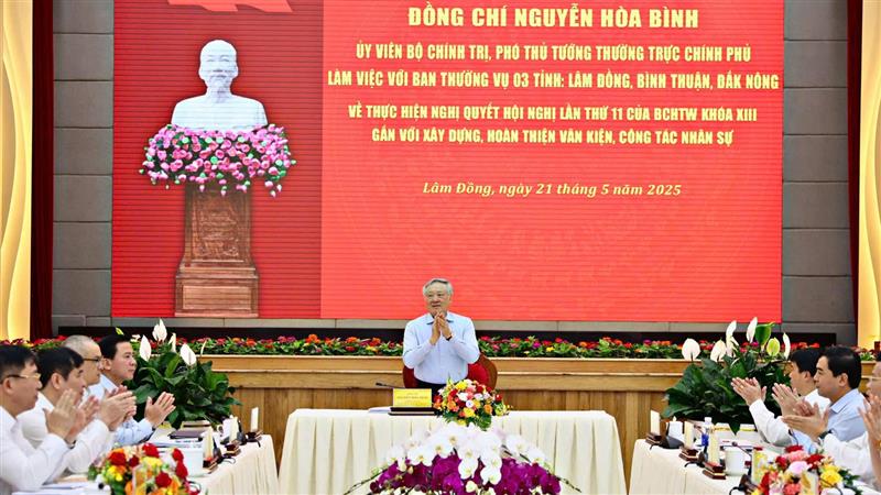 Đồng chí Nguyễn Hoà Bình - Ủy viên Bộ chính trị, Phó Thủ tướng Thường trực Chính phủ phát biểu mở đầu buổi làm việc với Ban Thường vụ Tỉnh ủy 3 tỉnh Lâm Đồng, Bình Thuận, Đắk Nông sáng 21/5/2025.