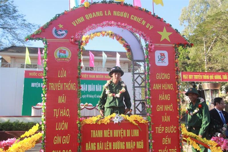 Các tân binh bước lên đài vinh quang chuẩn bị chặn đường mới phía trước