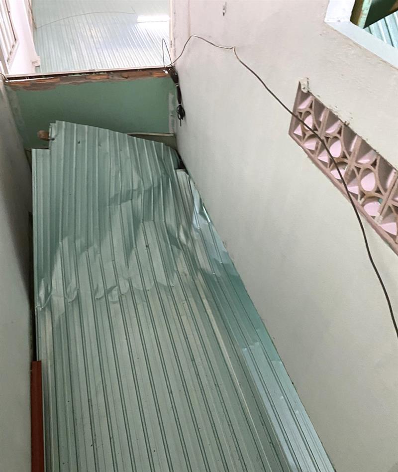ác đối tượng manh động đục mái nhà để tẩu thóa nhưng đều bị lực lượng công an khống chế, bắt gọn
