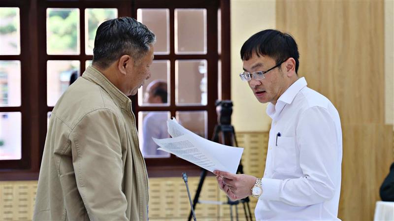 Chủ tịch UBND TP Đà Lạt Đặng Quang Tú trao đổi nội dung đơn thư phản ánh của người dân tại buổi tiếp công dân định kỳ của lãnh đạo tỉnh Lâm Đồng tháng 2/2025