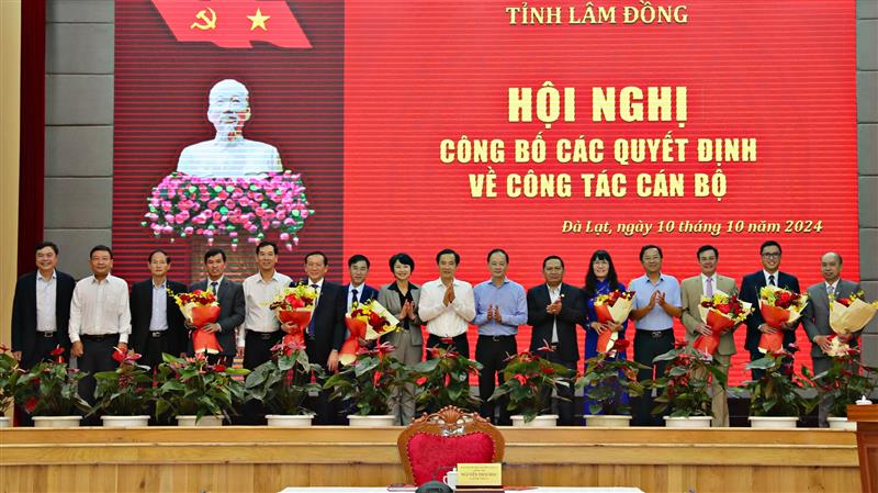 Các đại biểu chụp hình lưu niệm với 7 cán bộ được điều động, bổ nhiệm