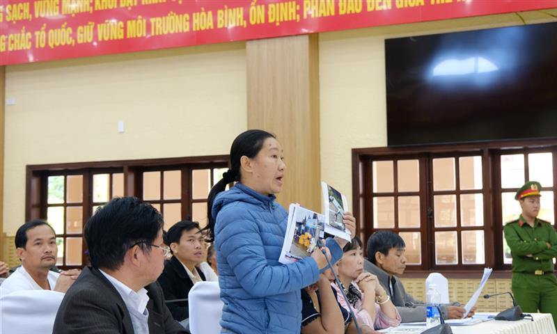 Công dân trình bày ý kiến kiến nghị tại buổi tiếp kèm theo các tài liệu, chứng cứ liên quan
