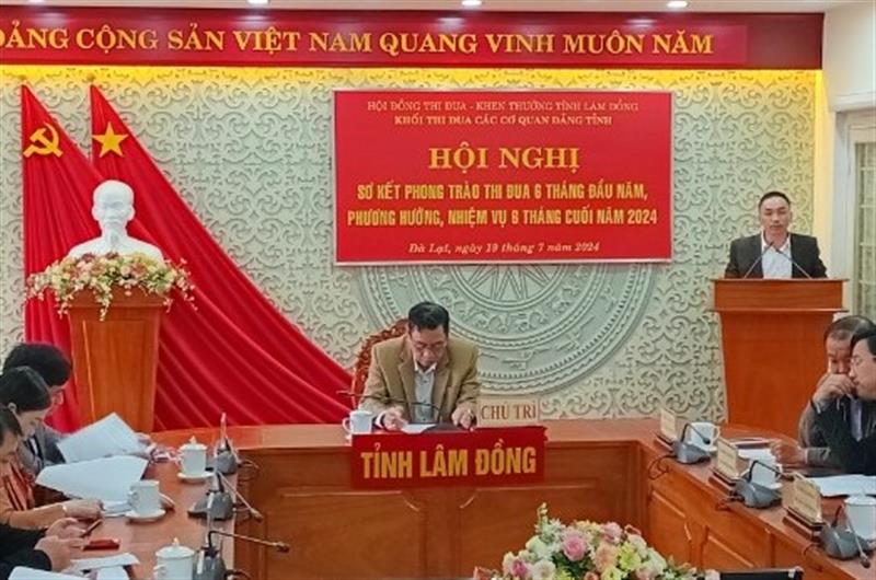 Đồng chí Trần Văn Hiếu, Chủ tịch công đoàn cơ sở Ban Nội chính Tỉnh ủy thông qua Báo cáo tại Hội nghị