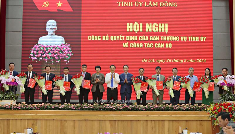 Lãnh đạo tỉnh Lâm Đồng trao Quyết định và tặng hoa chúc mừng 11 đồng chí được điều động, bổ nhiệm