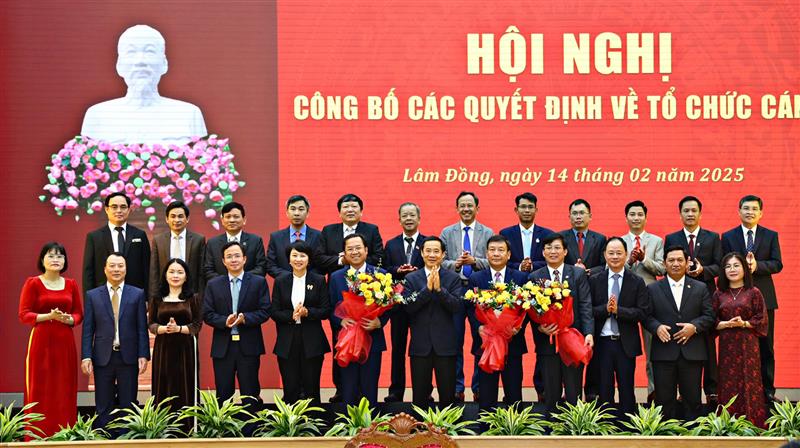 Các đồng chí Thường trực Tỉnh ủy Lâm Đồng tặng hoa, chúc mừng Đảng bộ Các cơ quan Đảng tỉnh, đồng thời ra mắt Ban Chấp hành Đảng bộ Các cơ quan Đảng tỉnh. Ảnh: C.Thành