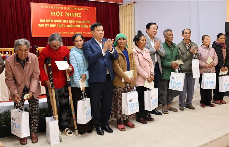 Đồng chí Phan Đình Trạc - Trưởng Ban Nội chính Trung ương và đồng chí Y Thanh Hà Niê Kđăm - Bí thư Tỉnh ủy Lâm Đồng trao quà các gia đình chính sách tại xã Lạc Dương