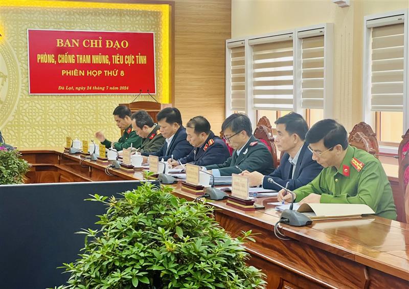 Các thành viên Ban Chỉ đạo Phòng chống tham nhũng, tiêu cực tham dự Phiên họp