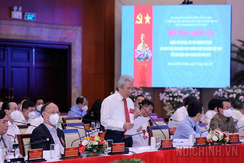 GS.TS Võ Khánh Vinh, Ủy viên Hội đồng khoa học của Ủy ban Thường vụ Quốc hội; nguyên Phó Chủ tịch Viện Hàn lâm Khoa học xã hội Việt Nam phát biểu tại Hội thảo quốc gia: Những vấn đề mới, đột phá trong xây dựng và hoàn thiện nhà nước pháp quyền xã hội chủ nghĩa Việt Nam đến năm 2030, định hướng đến năm 2045 ngày 17/3/2022 (ảnh Đặng Phước)
