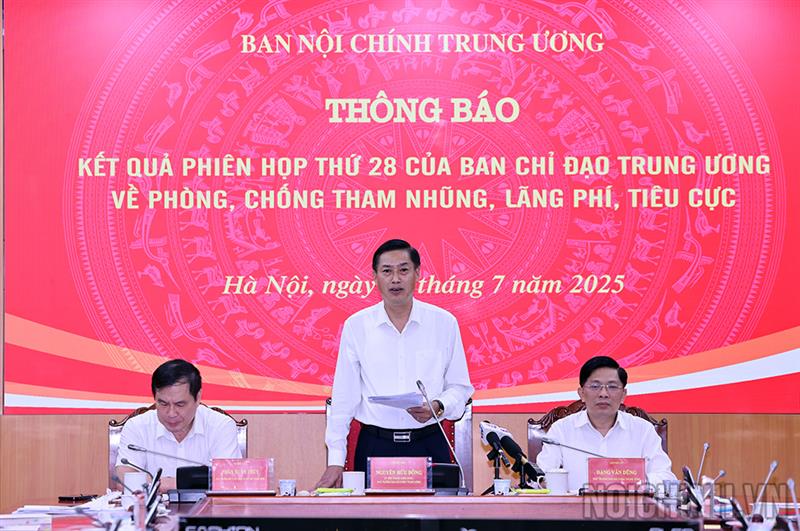 Đồng chí Nguyễn Hữu Đông, Ủy viên Trung ương Đảng, Phó Trưởng Ban Nội chính Trung ương trả lời câu hỏi của các phóng viên báo chí