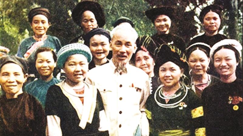 Bác Hồ với đồng bào thiểu số. Ảnh Tư liệu