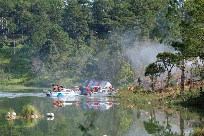 Di dời người dân ra khỏi khu vực sạt lở