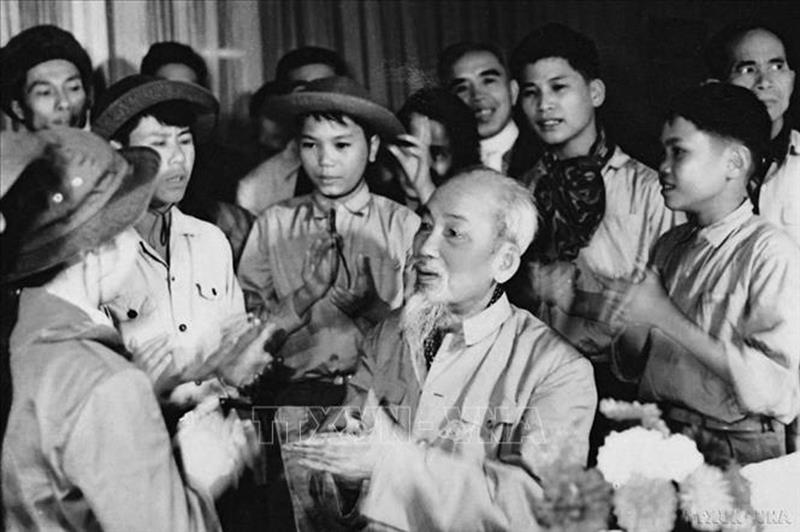 Chủ tịch Hồ Chí Minh gặp các thiếu nhi dũng sĩ miền Nam tại Phủ Chủ tịch năm 1968