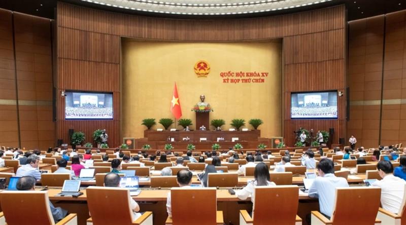 Quốc hội họp toàn thể tại hội trường, thảo luận các dự án luật. (Ảnh: quochoi.vn)