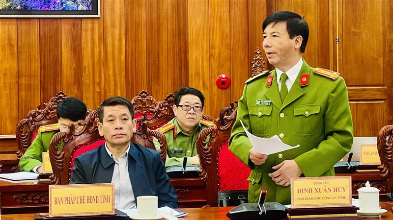 Đại tá Đinh Xuân Huy - Phó Giám đốc Công an tỉnh báo cáo và đề xuất, kiến nghị tăng cường phối hợp trong phòng chống tham nhũng, tiêu cực