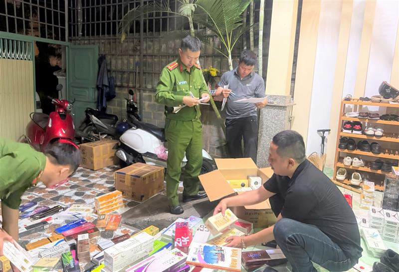 Công an khám xét địa điểm kinh doanh, buôn bán thuốc lá điếu nhập lậu của ông Phương và bà Hiếu