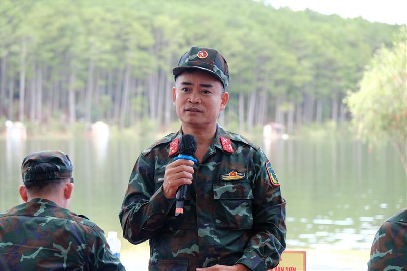 Đại tá Nguyễn Văn Sơn, Chính ủy Bộ CHQS tỉnh góp ý sau tổng duyệt diễn tập