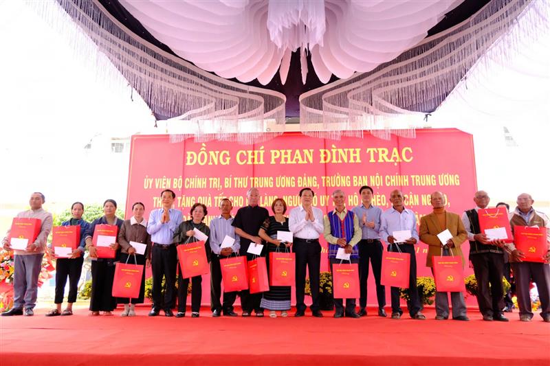 Đồng chí Phan Đình Trạc - Ủy viên Bộ Chính trị, Bí thư Trung ương Đảng, Trưởng Ban Nội chính Trung ương và đồng chí Nguyễn Thái Học - Quyền Bí thư Tỉnh uỷ tặng quà già làng, người có uy tín trên địa bàn xã N'Thôn Hạ