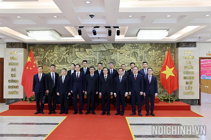 Đồng chí Lê Hồng Quang, Ủy viên Trung ương Đảng, Phó Trưởng Ban Nội chính Trung ương Đảng Cộng sản Việt Nam cùng Đồng chí Vương Di Tinh, Phó Tổng Thư ký Ủy ban Chính pháp Trung ương Đảng Cộng sản Trung Quốc và đại biểu dự Hội đàm chụp ảnh lưu niệm