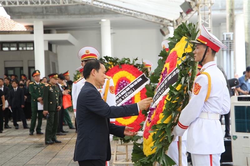 Đồng chí Nguyễn Thái Học - Quyền Bí thư Tỉnh ủy Lâm Đồng chuẩn bị lẵng hoa viếng Tổng Bí thư Nguyễn Phú Trọng