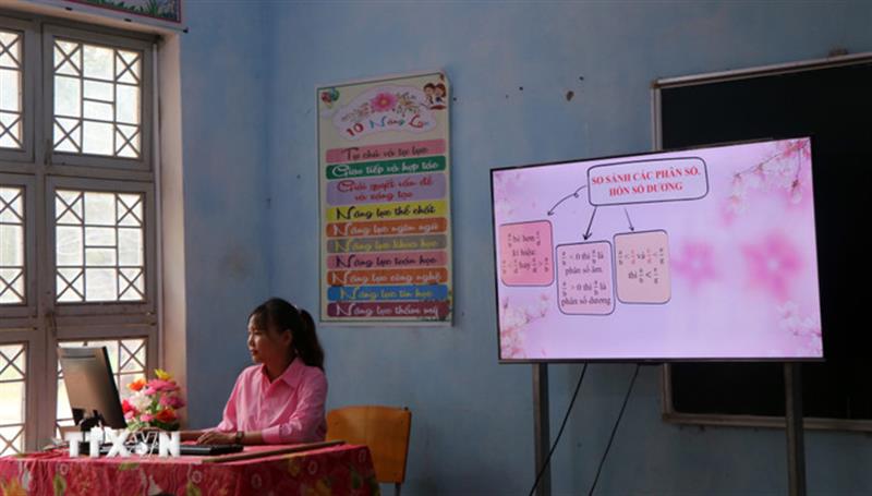 Năm học mới 2025-2026, ngành giáo dục ứng dụng công nghệ thông tin và chuyển đổi số để dạy liên trường qua hệ thống trực tuyến. (Ảnh: Cao Nguyên/TTXVN)