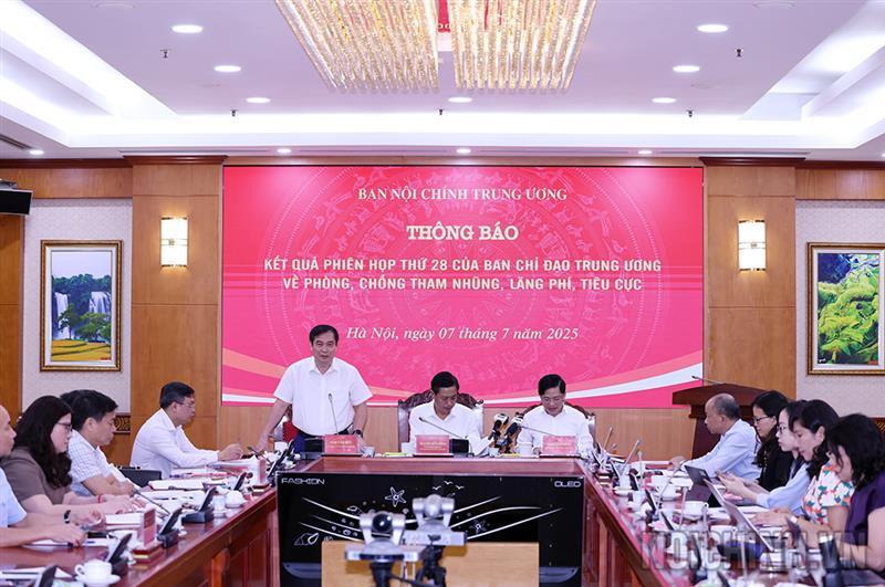 Đồng chí Phan Xuân Thủy, Phó Trưởng Ban Tuyên giáo và Dân vận Trung ương phát biểu tại buổi làm việc
