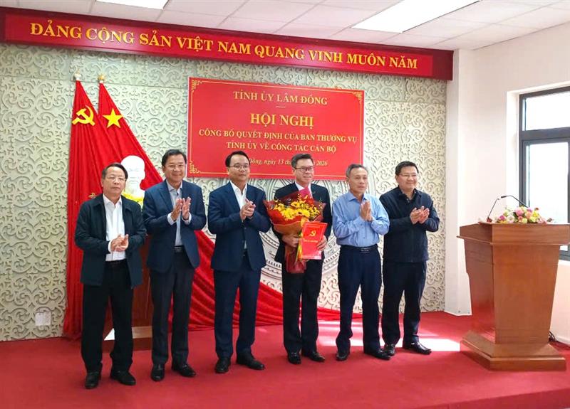 Tập thể lãnh đạo Ban Nội chính Tỉnh ủy chụp ảnh lưu niệm cùng đồng chí Đặng Hồng Sỹ, Phó Bí thư TTTU tại Hội nghị