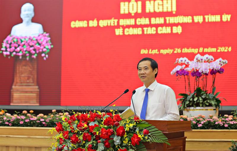 Quyền Bí thư Tỉnh ủy - Nguyễn Thái Học phát biểu giao nhiệm vụ cho các cán bộ được điều động, bổ nhiệm lần này