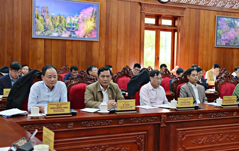 Đồng chí Trần Hồng Thái - Phó Bí thư Tỉnh uỷ, Chủ tịch UBND tỉnh cùng các đồng chí Uỷ viên Ban Thường vụ Tỉnh uỷ tham dự Hội nghị