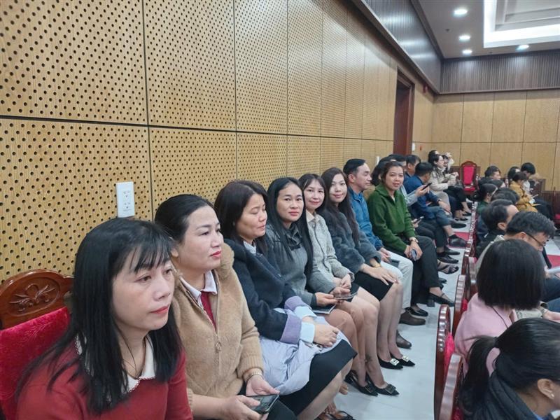 cán bộ, công chức Ban Nội chính Tỉnh ủy nghiêm túc tham gia Hội nghị