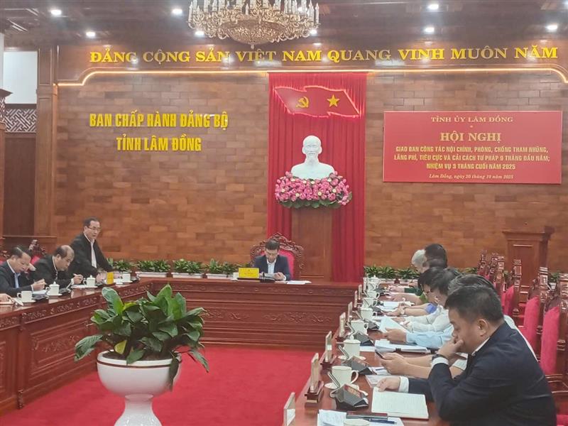 Đồng chí Huỳnh Ngọc Anh, Ủy viên BTVTU, Trưởng Ban Nội chính Tỉnh ủy phát biểu tại Hội nghị