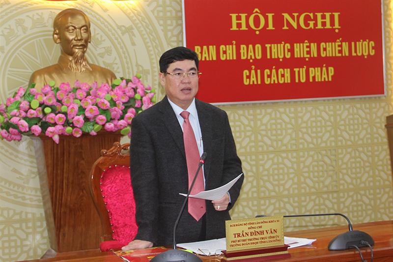 Đồng chí Trần Đình Văn – Phó Bí thư Thường trực Tỉnh ủy, Trưởng Đoàn ĐBQH khóa XV tỉnh, Trưởng Ban Chỉ đạo thực hiện Chiến lược Cải cách tư pháp tỉnh kết luận Hội nghị