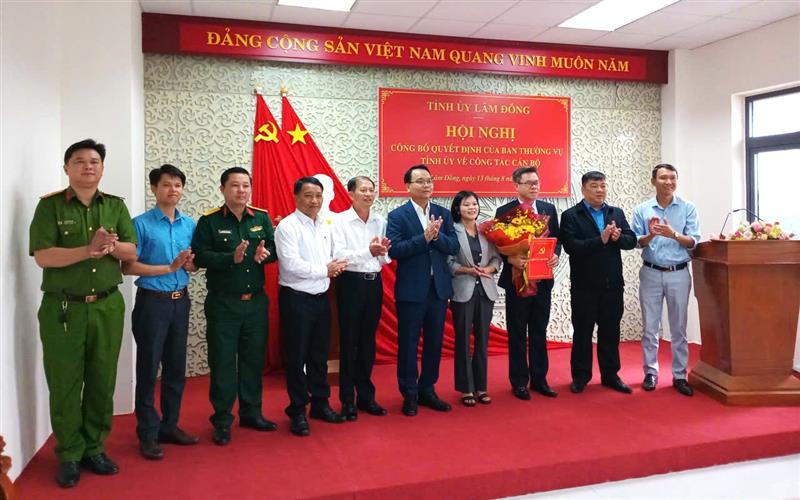 Đồng chí Đặng Hồng Sỹ - Phó Bí thư TTTU chụp ảnh lưu niệm cùng tập thể Ban Thường vụ Đảng ủy xã D’Ran tại Hội nghị