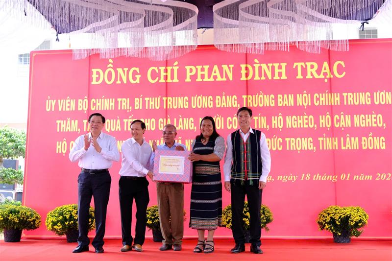 Đồng chí Phan Đình Trạc - Ủy viên Bộ Chính trị, Bí thư Trung ương Đảng, Trưởng Ban Nội chính Trung ương tặng quà Tết cho Đảng bộ, chính quyền và Nhân dân xã N'Thôn Hạ
