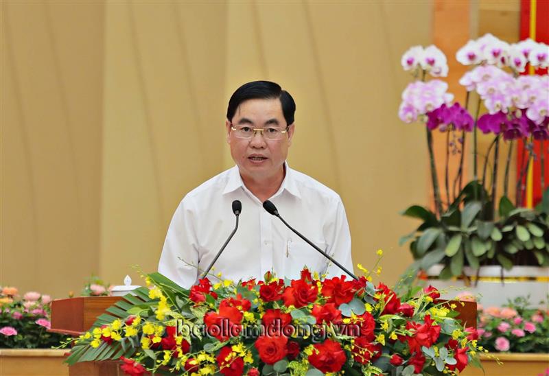 Phó Bí thư Thường trực Tỉnh ủy Lâm Đồng Trần Đình Văn báo cáo tại Hội nghị