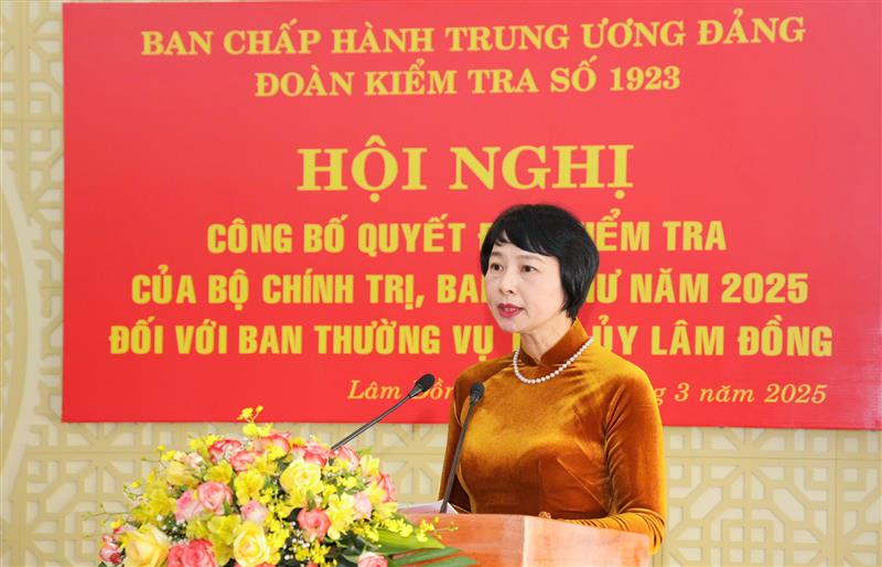 Đồng chí Phạm Thị Phúc - Phó Bí thư Tỉnh ủy, Chủ tịch HĐND tỉnh trình bày báo cáo kết quả việc lãnh đạo, chỉ đạo, tổng kết, tổ chức thực hiện các nghị quyết, chỉ thị, kết luận của Ban Chấp hành Trung ương Đảng, Bộ Chính trị