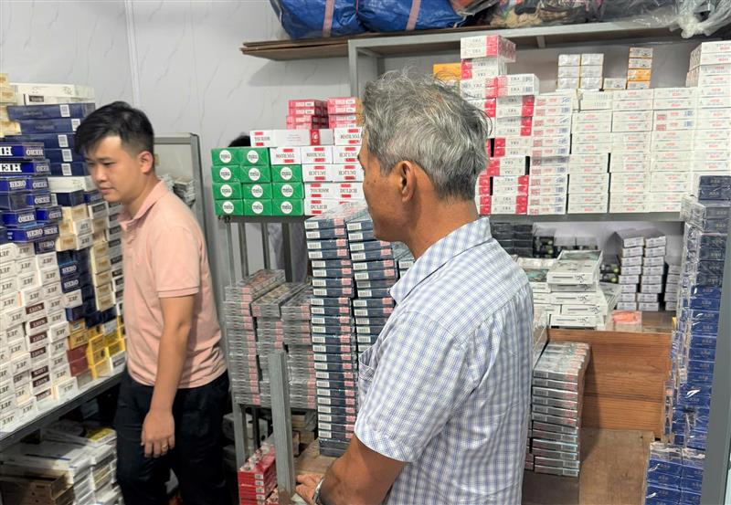 Tại nhà riêng của ông Phương và bà Hiếu, công an phát hiện, thu giữ 1.500 cây thuốc lá nhập lậu các loại
