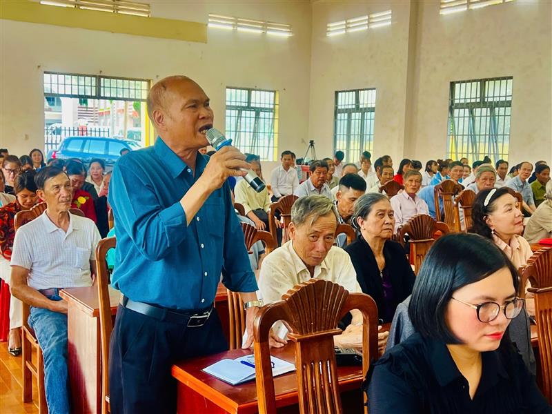 Cử tri phát biểu ý kiến tại buổi tiếp xúc