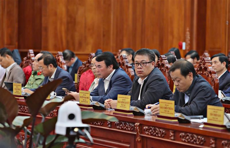 Các đồng chí lãnh đạo UBND tỉnh tham dự Hội nghị